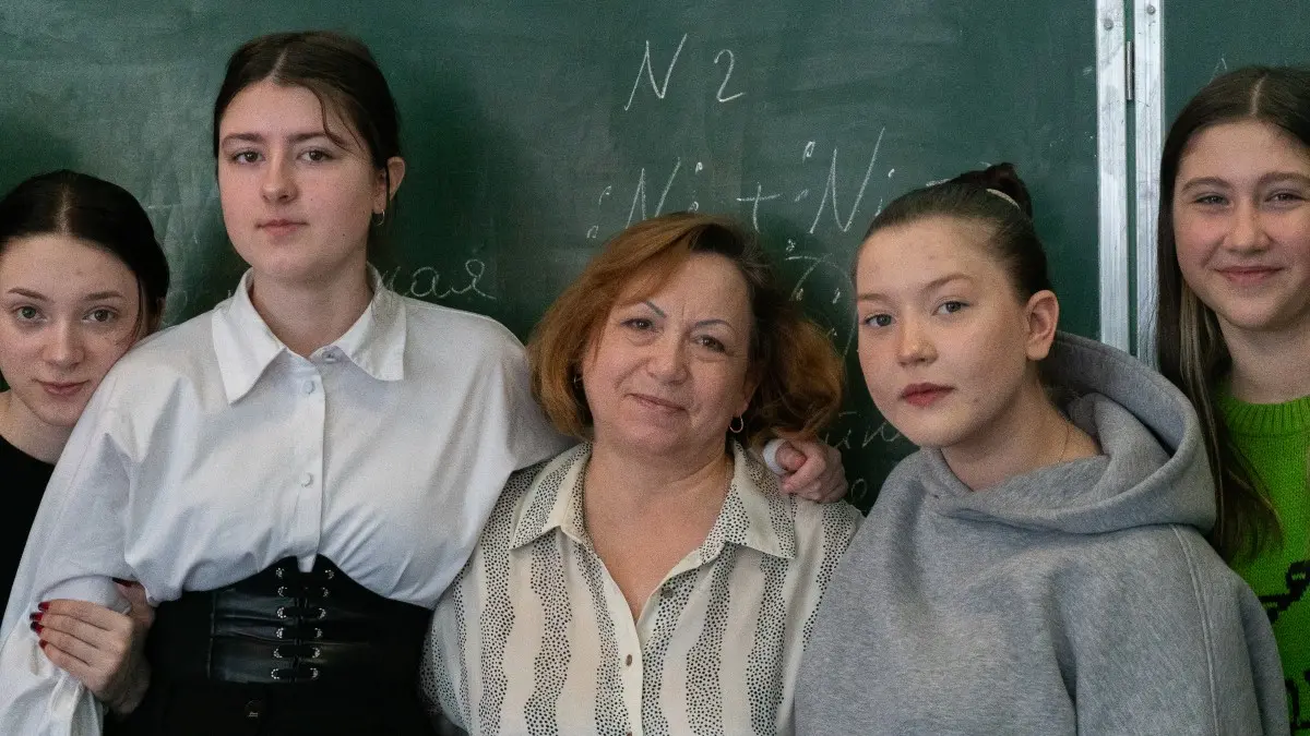 Директор школы Северо-Курильска Ирина Владимировна Колокольцева с ученицами