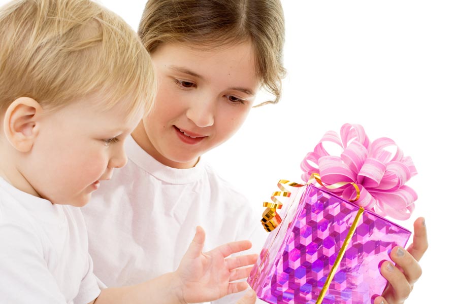 Что подарить любимому ребенку на 2 года: 15 лучших идей подарков